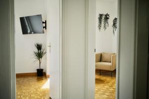 TV a/nebo společenská místnost v ubytování Gotthard Penthouse, Lake view