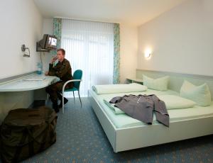 Postel nebo postele na pokoji v ubytování Hotel am Markt