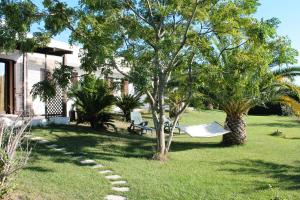 a hammock in a yard next to a house at Vecchio Ulivo in Vignacastrisi