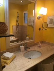 a bathroom with a sink and a shower with a mirror at Apartamento cerca Playa in Sitges