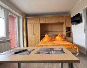 Un dormitorio con una cama y una mesa dentro. en Tief 10 Wattwurm, en Wangerland