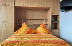 Un dormitorio con una cama con dos almohadas encima. en Tief 10 Wattwurm, en Wangerland 55 fotos más