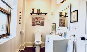 un baño con inodoro y lavabo en Luxury, Convenience and Comfort Near Acadia!, en Ellsworth 25 fotos más