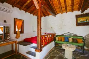 ein Wohnzimmer mit einer Couch und einem Tisch in der Unterkunft Sirena Residence & Spa in Marathokampos