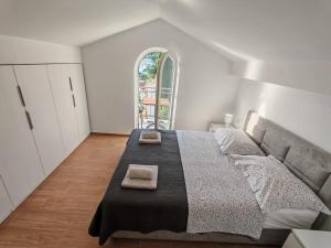 Ένα ή περισσότερα κρεβάτια σε δωμάτιο στο Apartmani Jurković 2