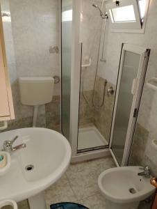 un bagno con doccia, WC e lavandino di GTCasaVacanze a Brindisi