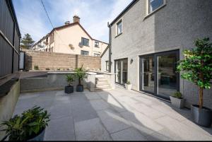 a courtyard with potted plants and a building at BridShu Den New build Townhouse in Larne