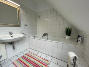 Ένα μπάνιο στο Zwei Zimmer, Küche, Bad