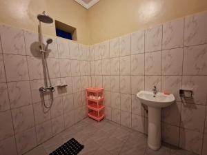 Ubuntu Hivve Hostel的一间浴室