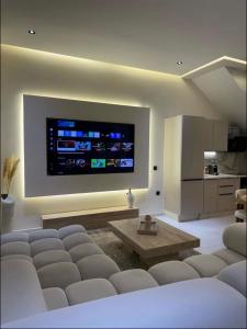 TV a/nebo společenská místnost v ubytování Triplex De Luxe Ocra piscine privée