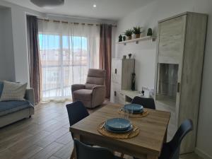 Et opholdsområde på Playamar Apartment Santa Pola centro, con piscina