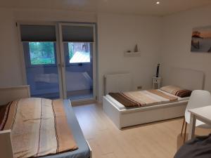 a bedroom with two beds and a window at Hütti's Hütte in Oldendorf