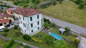 an aerial view of a house with a swimming pool at Casa vacanze Rosa in Barga