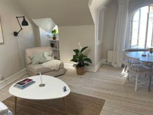 ein Wohnzimmer mit Sofa und Tisch in der Unterkunft Torvet 4 in Svendborg