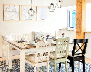 a dining room with a white table and chairs at Apartment Südwind - Beautiful premium apartment with 2 bedrooms near Rhine Falls & Zurich Airport in Klettgau in Klettgau