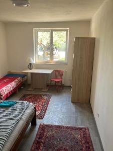 Na KopečkuにあるTřeboň - Apartmány - Vodárenská 534のベッドと机と窓のある寝室