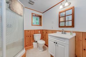 Ένα μπάνιο στο Stonehenge Tobermory - Rustic Retreat +25 φωτογραφίες