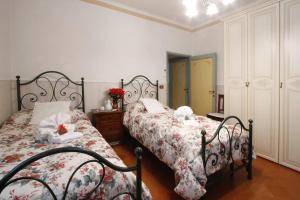 sypialnia z 2 łóżkami i komodą w obiekcie Bed&Breakfast 1912 w mieście Fermo