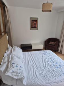 ein Schlafzimmer mit einem Bett, einem Tisch und einem Stuhl in der Unterkunft Cozy apt Paris centre, 5 mins Louvre in Paris