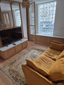 ein Wohnzimmer mit Sofa und Flachbildfernseher in der Unterkunft Cozy apt Paris centre, 5 mins Louvre in Paris