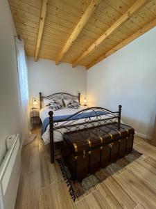 PlatíCasa Plati 1的卧室里有一张带木质天花板的床