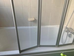 Koupelna v ubytování Shalom + 7 fotografií
