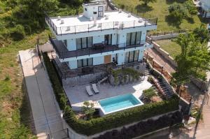 ŠirokaVilla Florale的带游泳池的房子的鸟瞰图