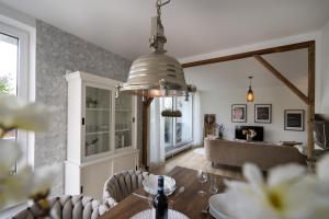 a dining room with a table and a couch at Ferienwohnung Casparius in Bad Zwischenahn