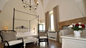 A bed or beds in a room at Don Alfonso Dimora D'epoca