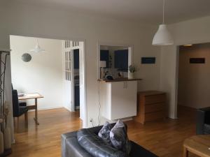 a living room with a leather couch and a table at Fingal 9 på bästa läget in Landskrona