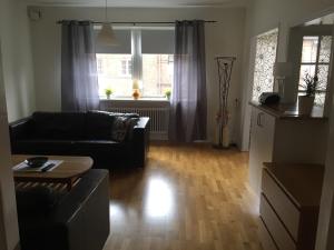 a living room with a couch and a table at Fingal 9 på bästa läget in Landskrona