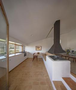 eine Küche und ein Wohnzimmer mit einem Herd in einem Haus in der Unterkunft RentitSpain El Castillete Encanto con vistas al mar in La Garnatilla