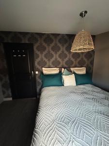 une chambre avec un lit et un lustre dans l'établissement TI ST BARTH - Maison cosy - Dispo du 26 nov au 3 déc, à Niort 12 autres photos