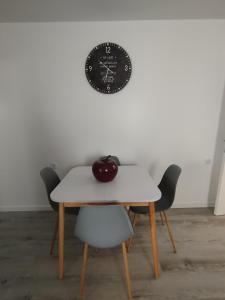 a table and chairs with an apple on top of it at Casa do Ginjão in Alcobaça +14 photos