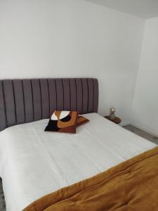 una camera da letto con un cuscino per mucca di Casa do Ginjão ad Alcobaça
