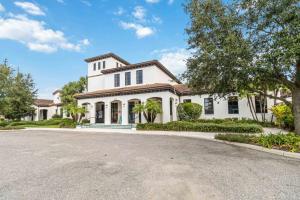 una gran casa blanca con entrada para coches en 5BR Poolside Retreat, en Kissimmee