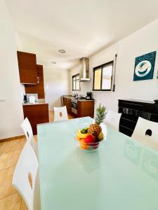 a bowl of fruit on a table in a kitchen at Apartamento en primera línea de mar in Hospitalet de l'Infant +11 photos