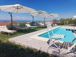 Bazén v ubytování Domus Langhe B&B nebo v jeho okolí