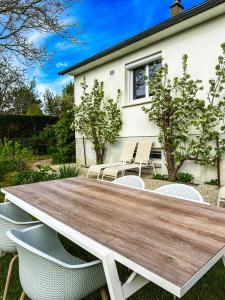 Criquetot-lʼEsnevalにあるVilla l'Esneval & Spa - Normandie, à proximité d'Etretatの木製のテーブルと椅子