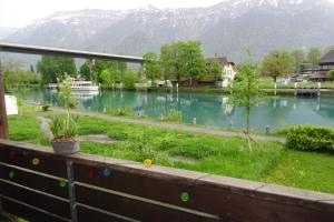 - une vue sur un lac avec un bateau dans l'eau dans l'établissement Aare Studio15, à Interlaken