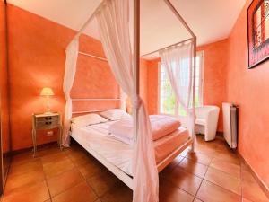 Villa Tournesol - Villa idéal pour les familles Quartier résidentiel MAE-5271 في لا غراند موت: غرفة نوم مع سرير بمظلة في الغرفة +23 صورة