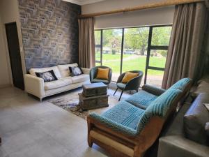 Istumisnurk majutusasutuses Plot 5 on the Vaal