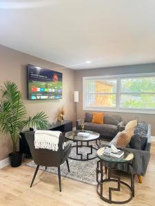 TV a/nebo společenská místnost v ubytování Atlanta Crystal Suite Near Downtown