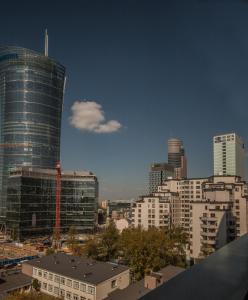 Nespecifikovaný výhled na destinaci Varšava nebo výhled na město při pohledu z apartmánu