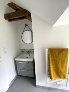 ein Badezimmer mit Waschbecken und Spiegel in der Unterkunft Villa La Glycine in Saint-Avé + 14 Fotos