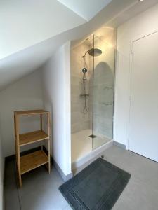 ein Badezimmer mit Dusche mit Glastür in der Unterkunft Villa La Glycine in Saint-Avé
