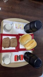 a plastic lunch box with a sandwich and a hamburger at Hotel rebeka in São Paulo
