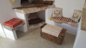 a model of a room with two tables and a box at Corones House in Frilingiánika