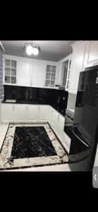 eine Küche mit weißen Schränken und einer schwarzen Arbeitsplatte in der Unterkunft Cheerful 3 bedroom villa with free parking seeview in Hamallë + 14 Fotos