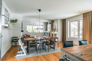 a kitchen and dining room with a table and chairs at Exklusivt boende med pool & öppen spis in Färjstaden